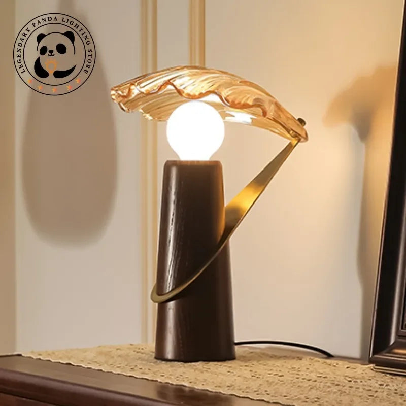 Lampe de table Limalia en bois massif avec abat-jour en verre coquillage LED, idéale pour décoration intérieure.
