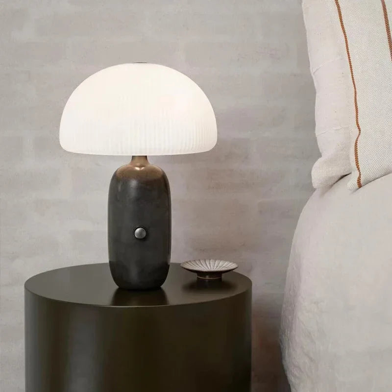 Lampe de table en marbre Limalia, design postmoderne, noir et blanc, idéale pour salon ou chambre.